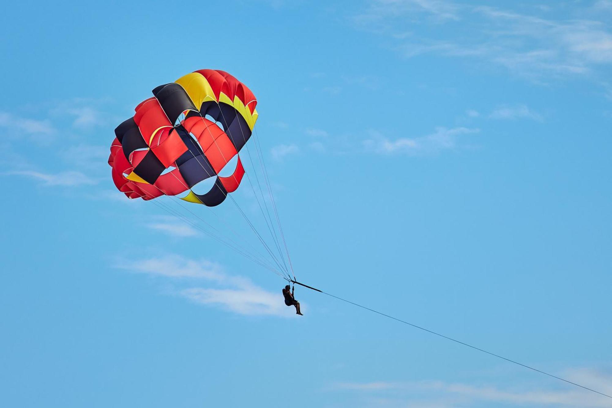 Kandima Maldives Kudahuvadhoo Eksteriør billede Parasailing in Pattaya, Thailand